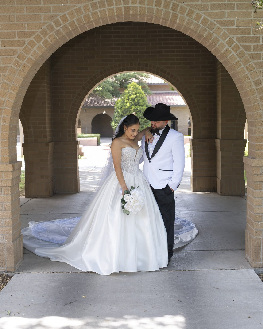 Newlyweds under the double arches